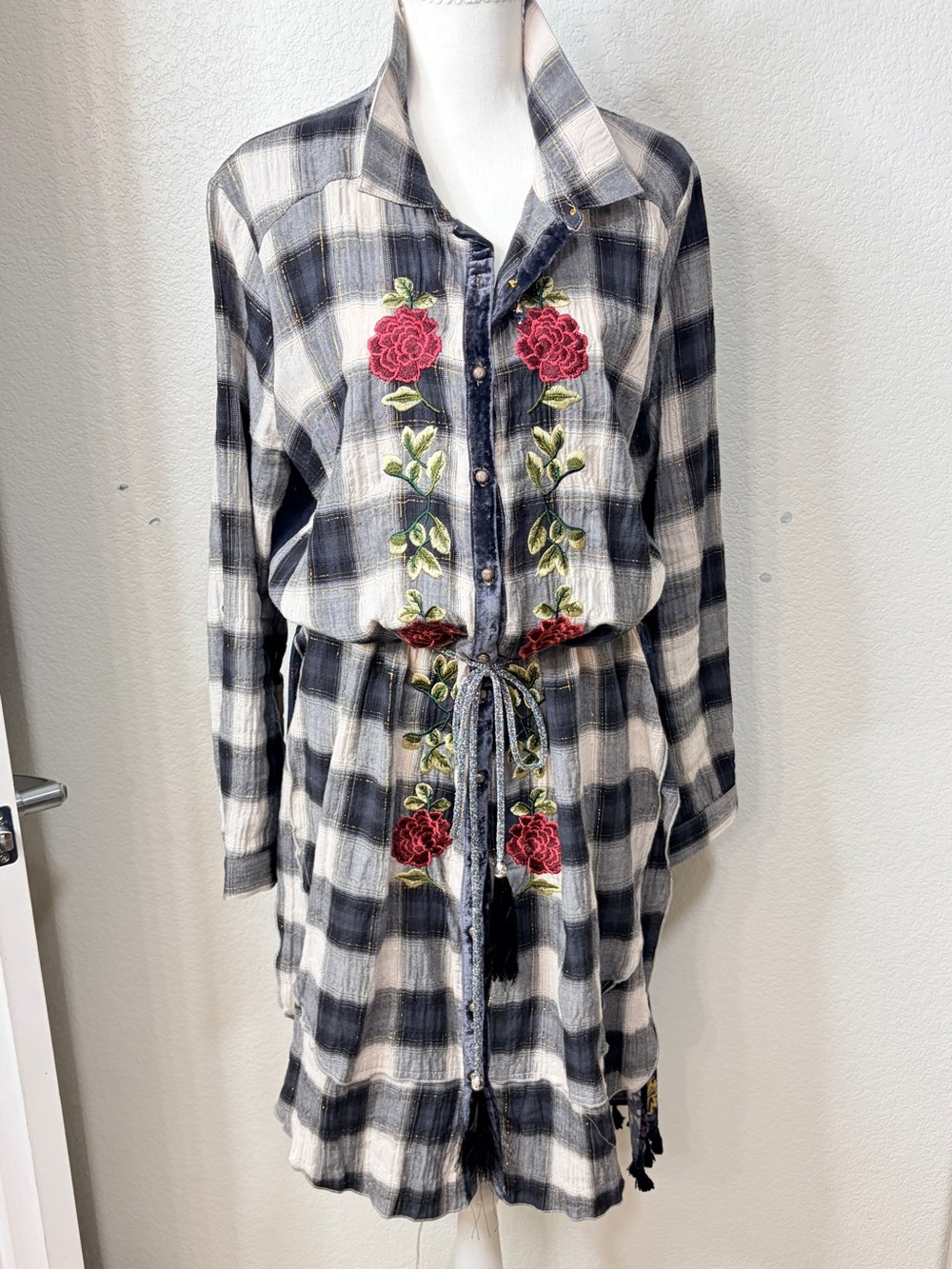 Aratta Silent Journey Embroidered Rose Black White Gold Plaid Tunic Shirt Large